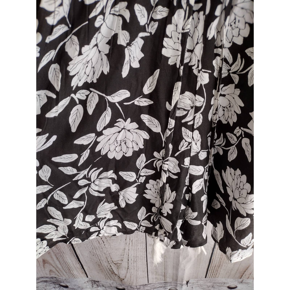New York & Co. | Black & White Floral Cold Shoulder Crochet-Back Romper - Picture 5 of 11